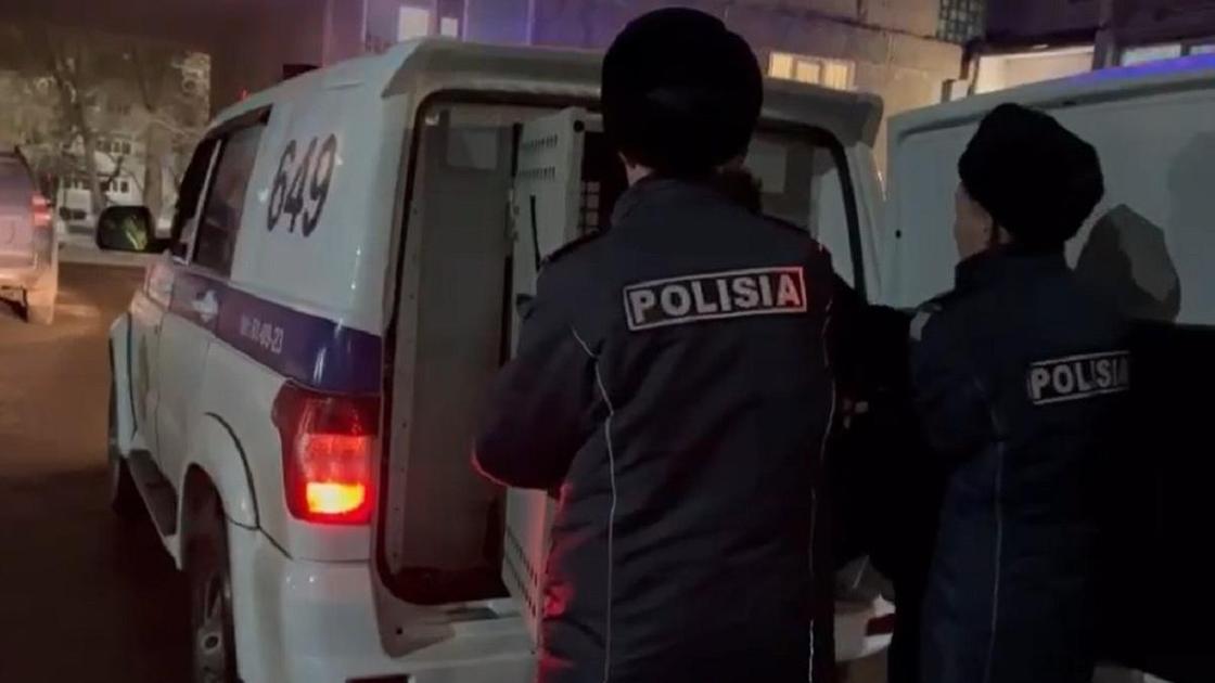 Полицейские ведут мужчину в Павлодаре
