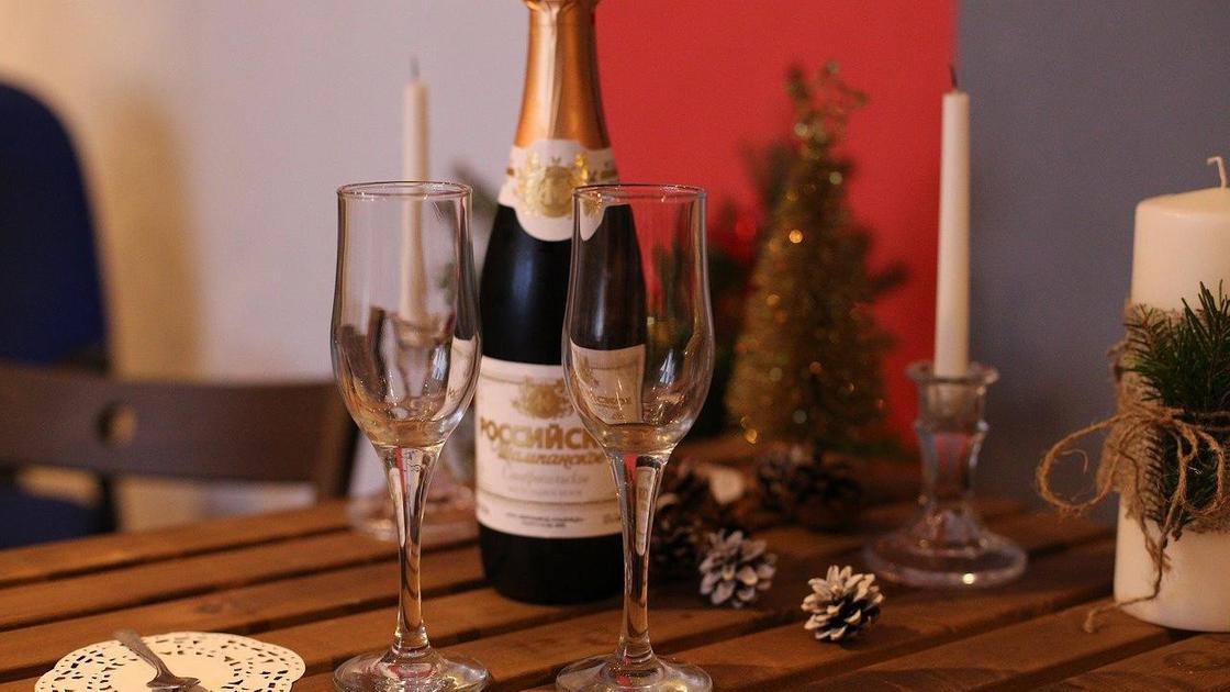 Шампанское и бокалы стоят на столе