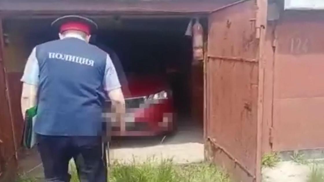 Полицейский заходит в гараж с угнанным авто