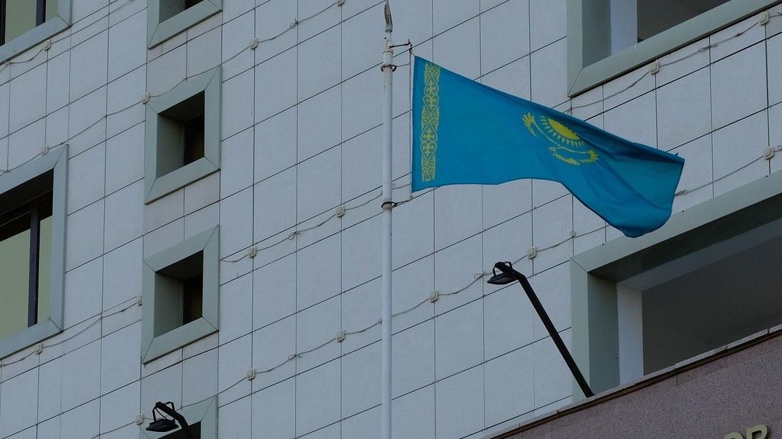 Фасад здания в флагом