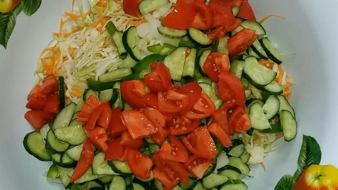 Овощи для салата в миске