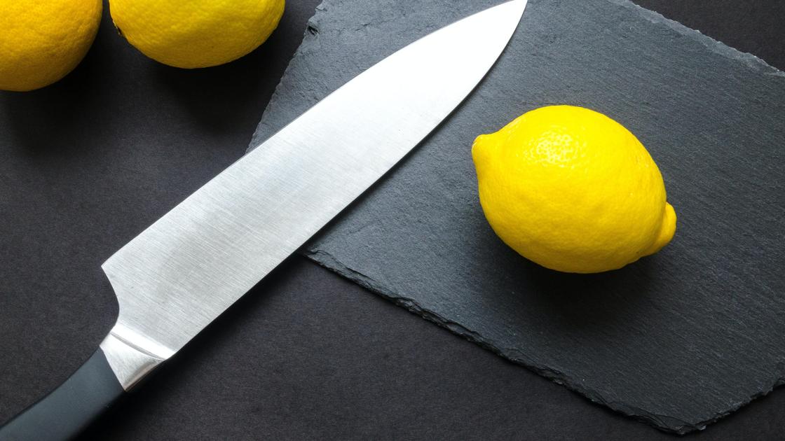 Нож и лимоны