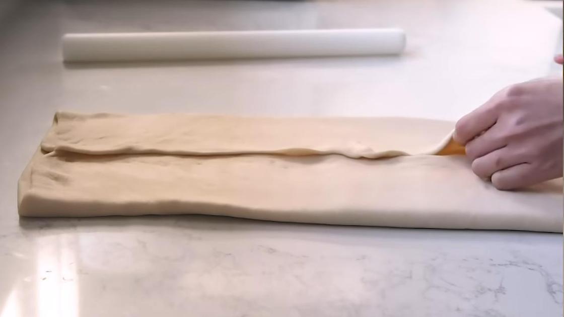 Заворачивание масляного пласта в тесто