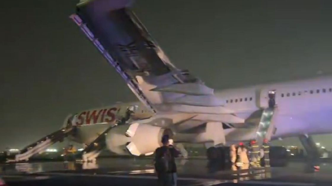 Пожарные в аэропорту Нью-Дели