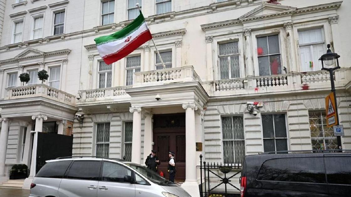Иранский флаг у посольства Ирана в Лондоне