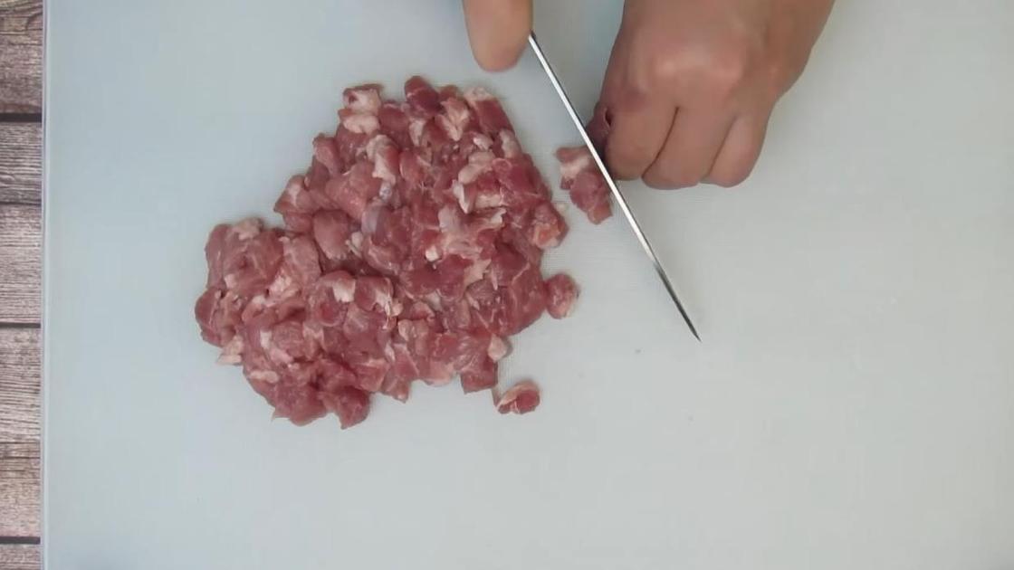 Мясо нарезано мелким кубиком