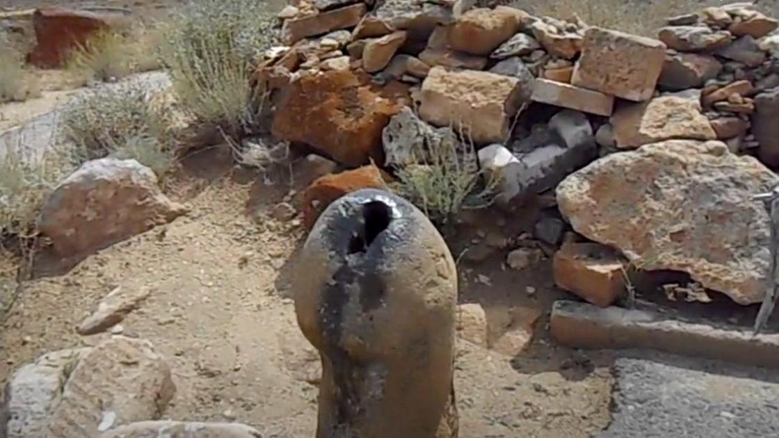Священный культовый камень в виде фаллоса стоит на территории некрополя