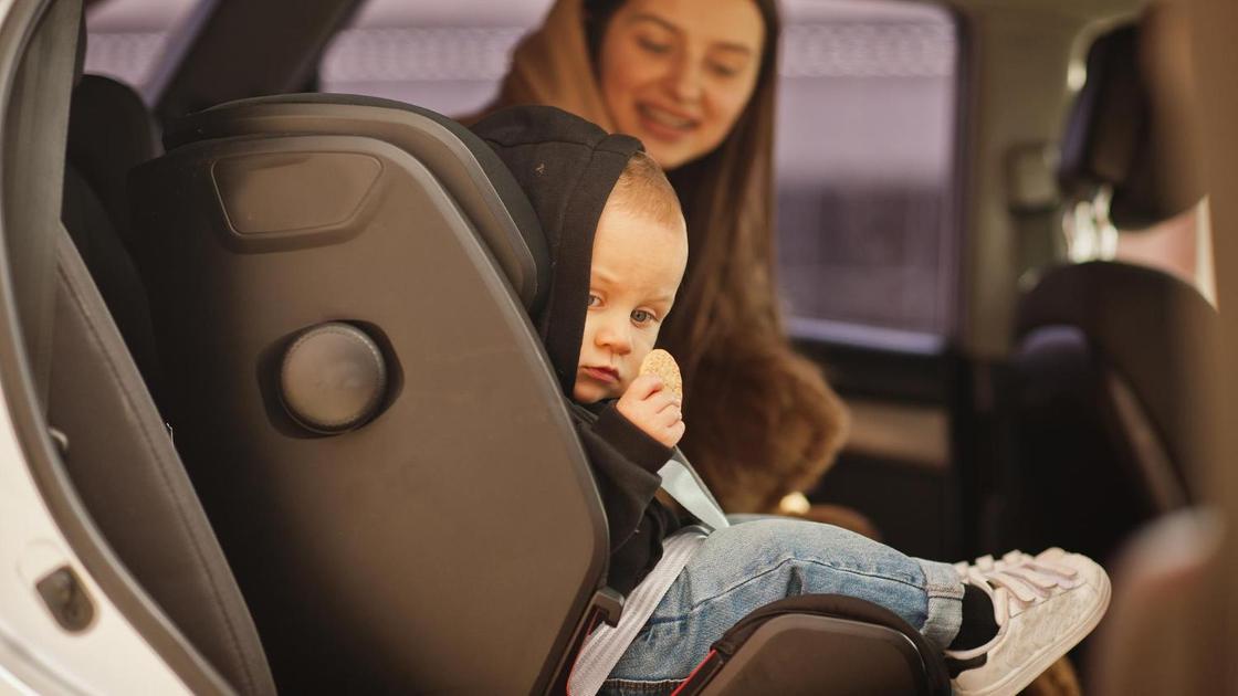 С какого и до какого возраста нужно детское кресло в машине и какие штрафыпредназначены за нарушение