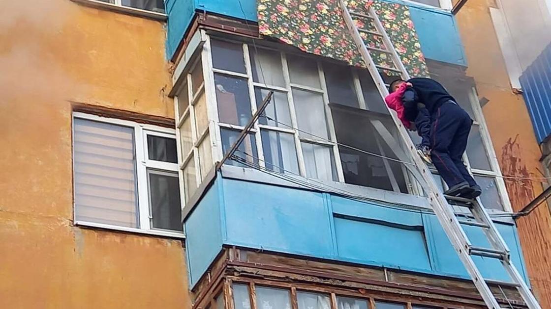 Полицейский спасает ребенка Полицейский спасает ребенка