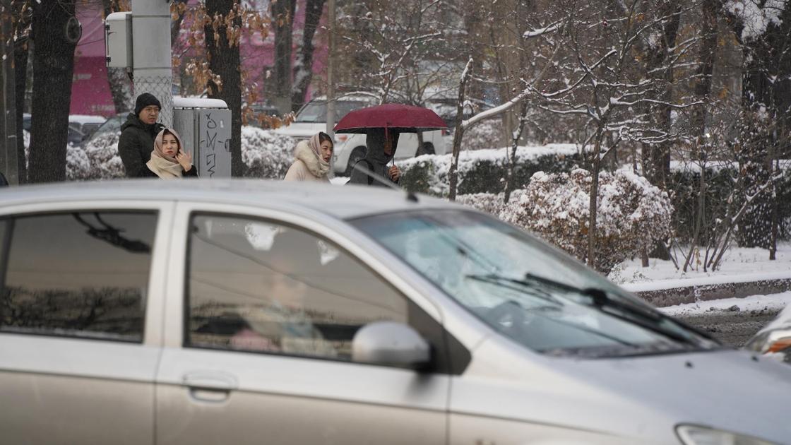 Машины и люди на улице в зимнее время