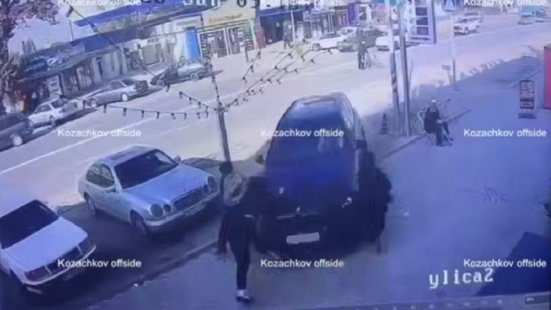 Автомобиль сбил в людей