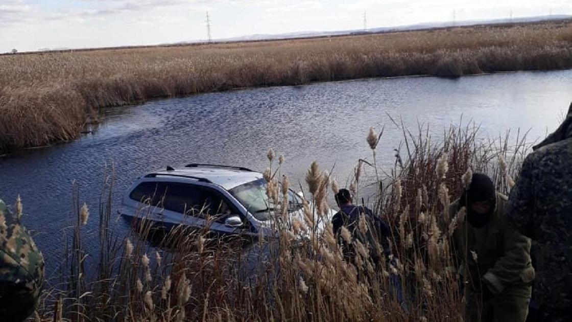Машина почти утонула в Карагандинской области