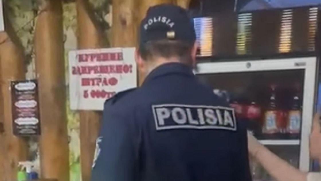 Полицейские изымают алкоголь