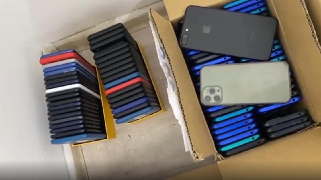 Краденые смартфоны лежат в коробках