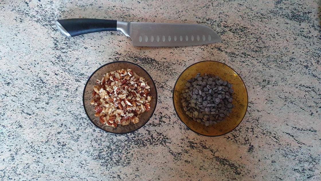 Кухонный нож, грецкие орехи и шоколадные капли