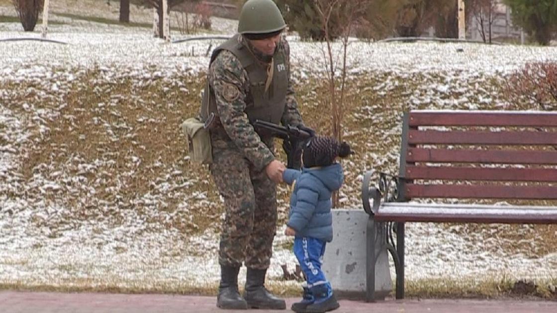 Мальчик пожал руку военному в Шымкенте