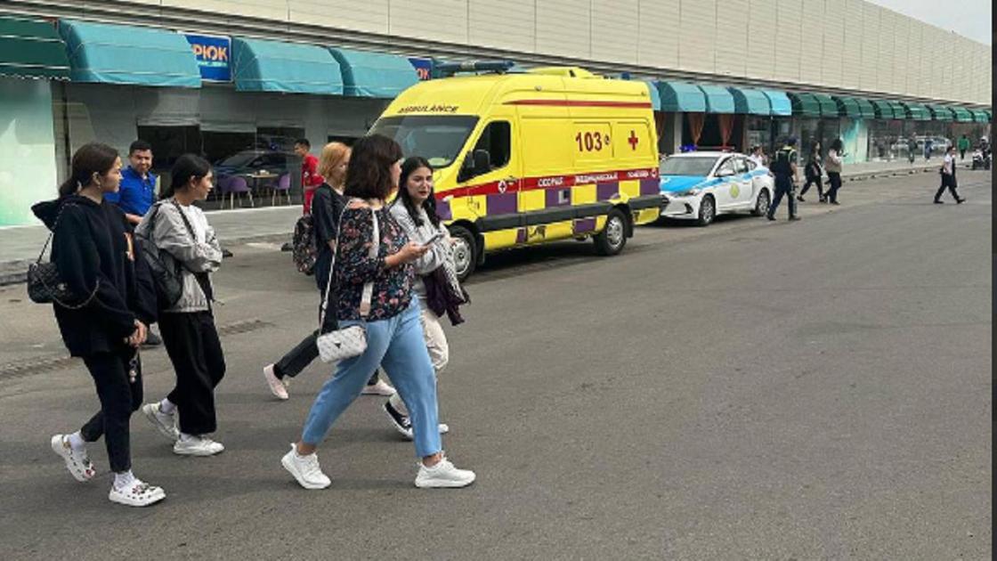Алматыдағы сауда орталығынан эвакуацияланған адамдар Алматыдағы сауда орталығынан эвакуацияланған адамдар