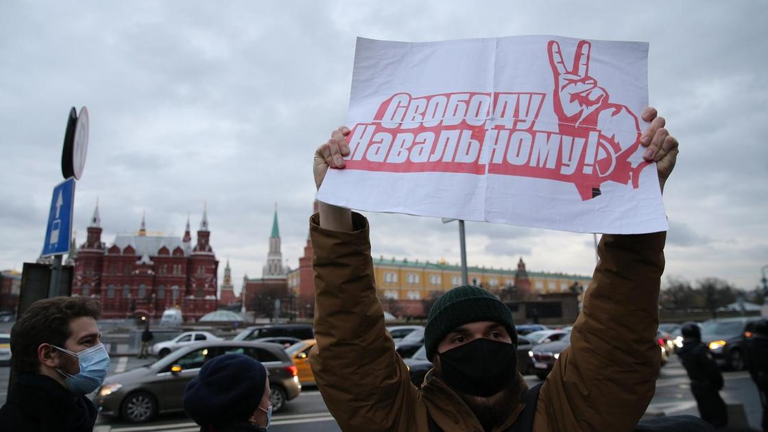 Мужчина с плакатом "Свободу Навальному"