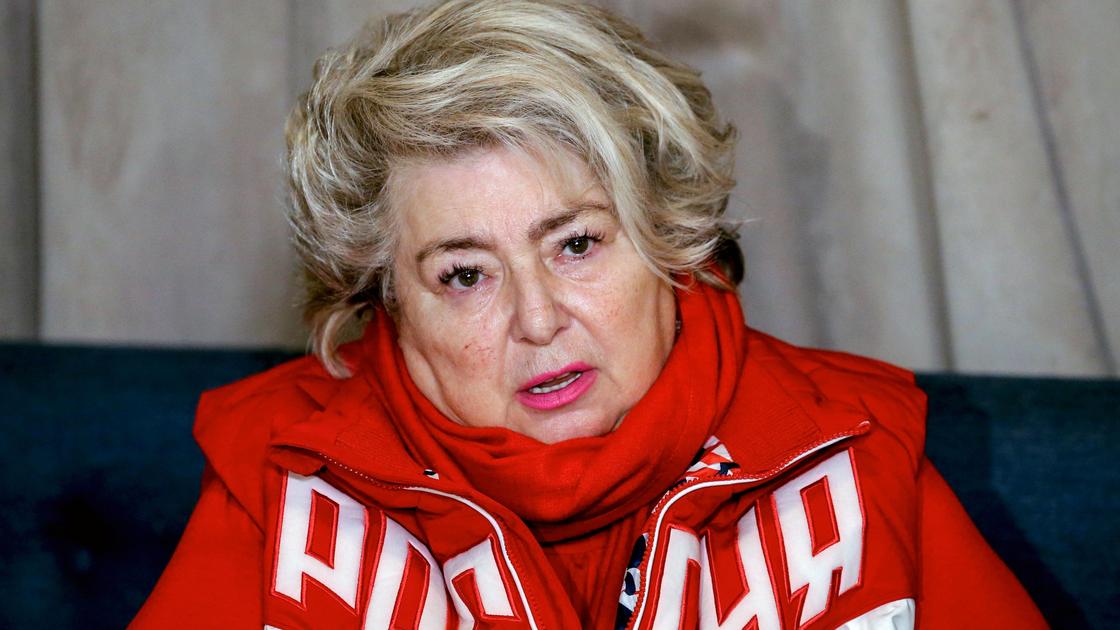 Татьяна Тарасова на диване в красной одежде