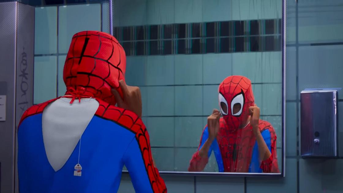 На кадре из мультфильма «Человек-паук: Паутина вселенных» Человек-паук смотрит в зеркало