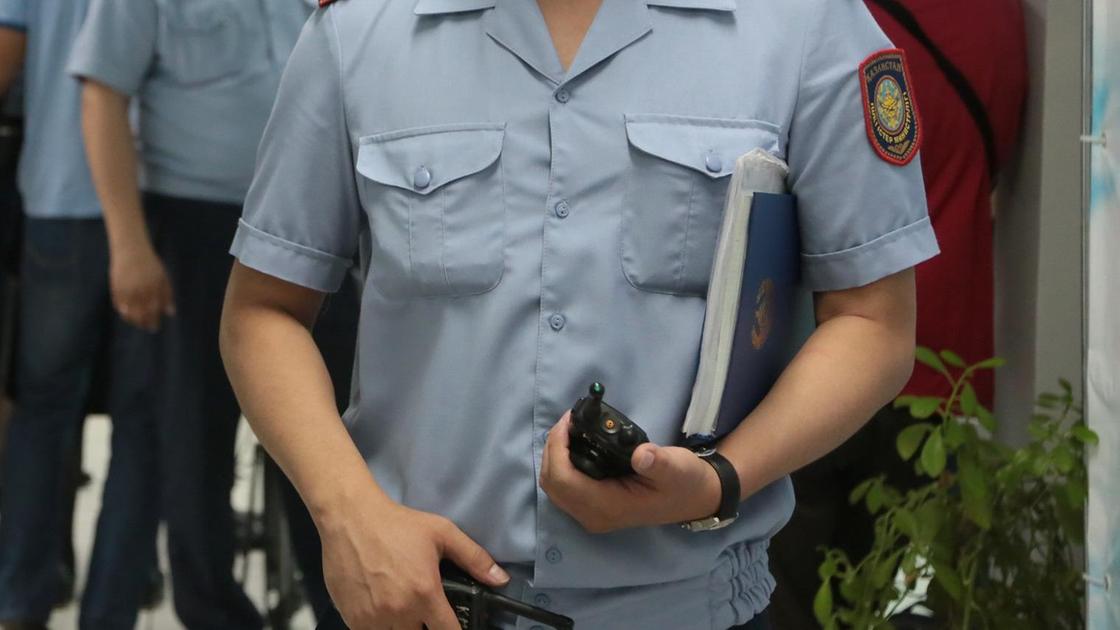 Полицейский держит папку