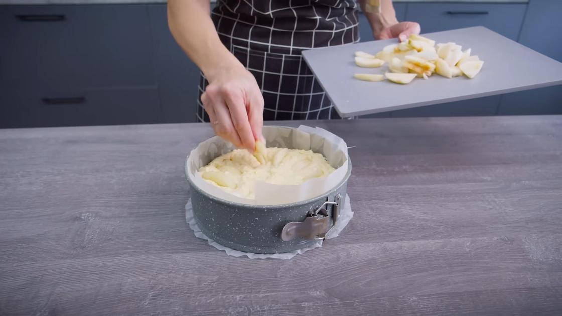Выкладывание яблок на тесто для пирога в форму для выпекания