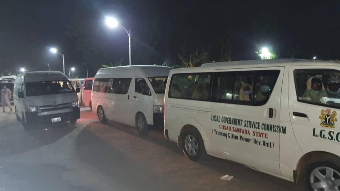 Похищенные школьницы в автобусах у здания правительства