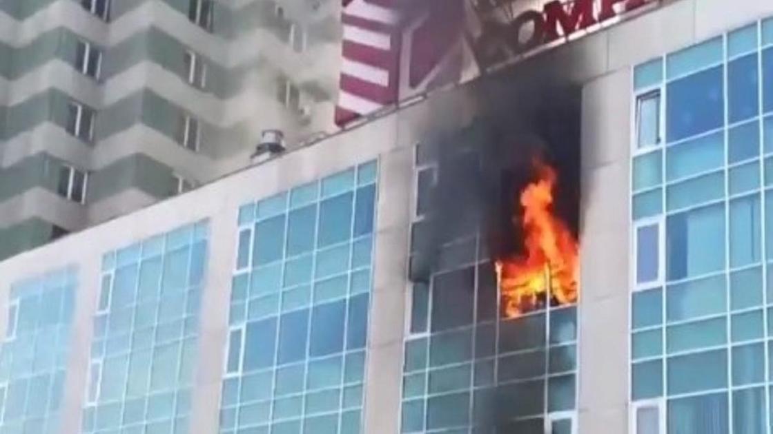Пожар в бизнес-центре в Алматы