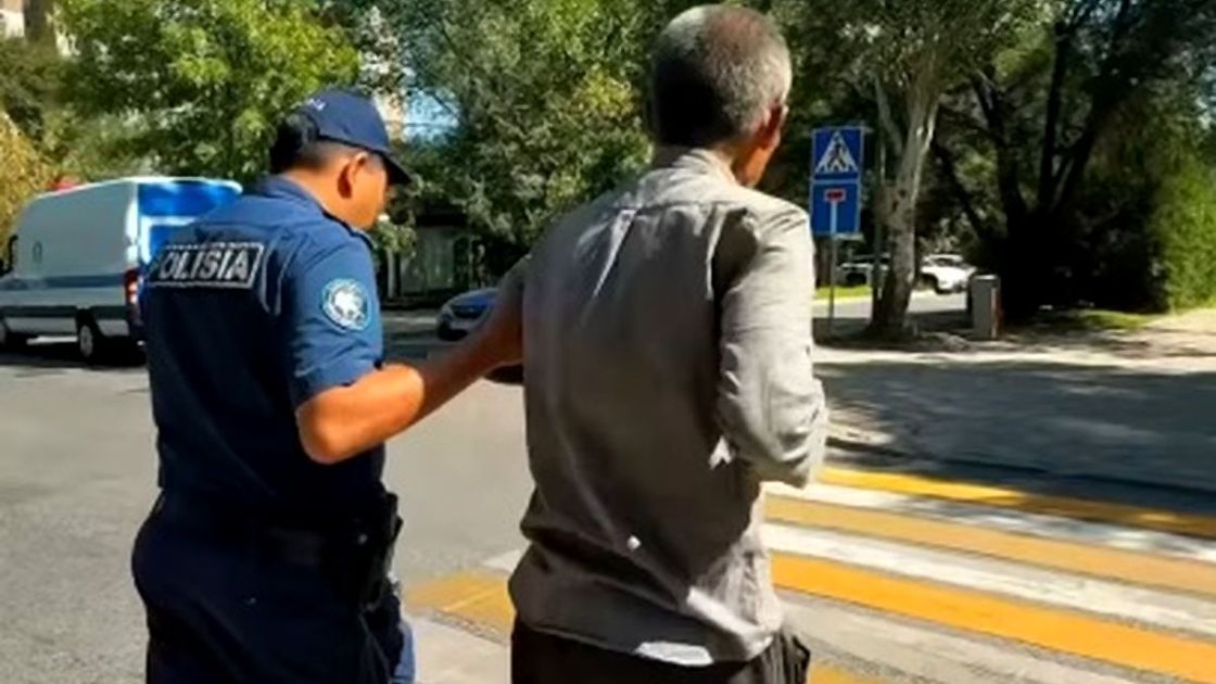 Полицейский уводит бездомного