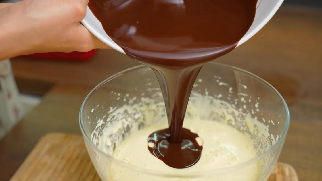 Добавление шоколада в тесто для брауни