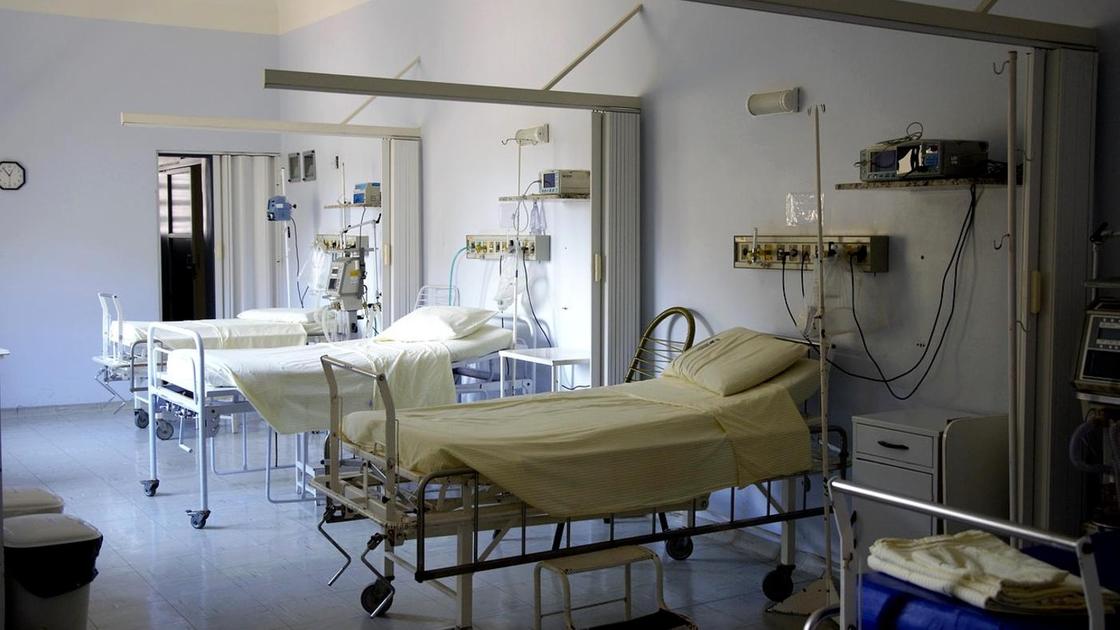 Койки для больных стоят в палате больницы