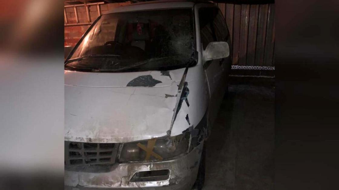 Авто с характерными для наезда на человека повреждениями стоит во дворе дома Авто с характерными для наезда на человека повреждениями стоит во дворе дома