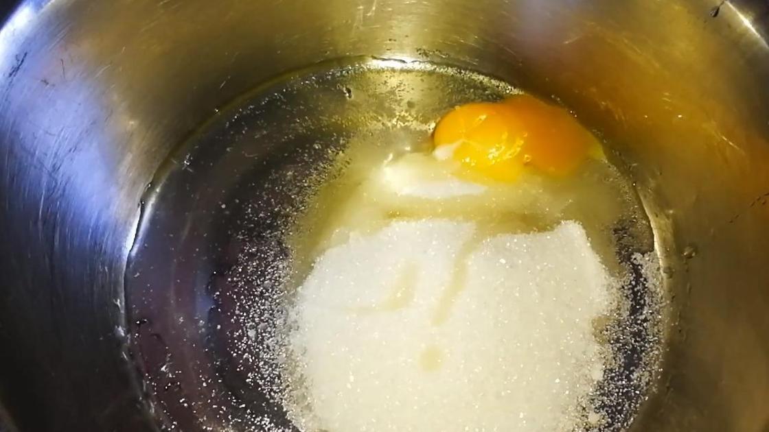 Яйцо и сахар в миске