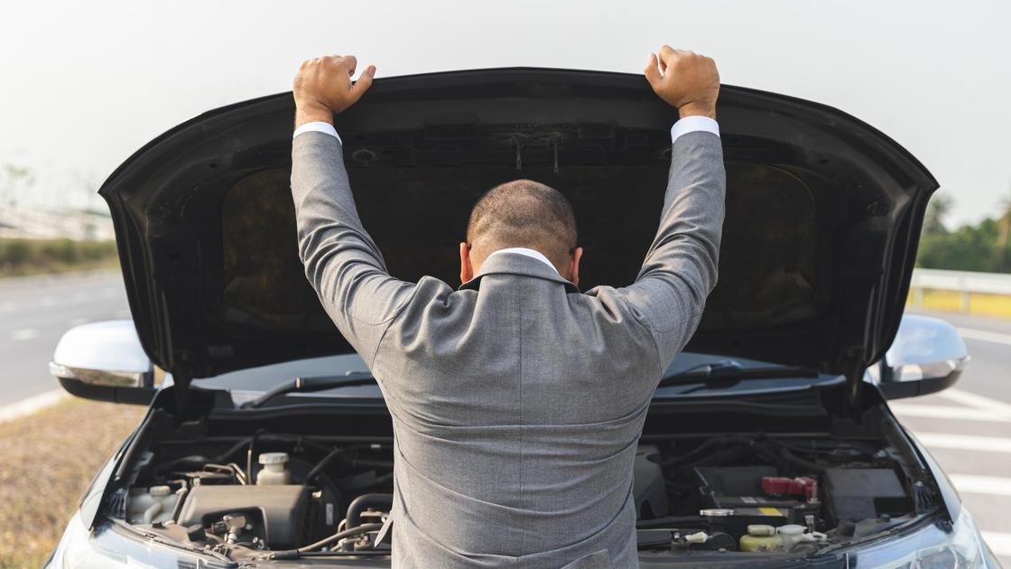 Мужчина поднял капот авто