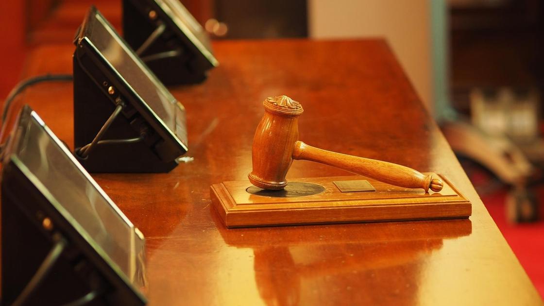 Судебный молоток лежит на столе