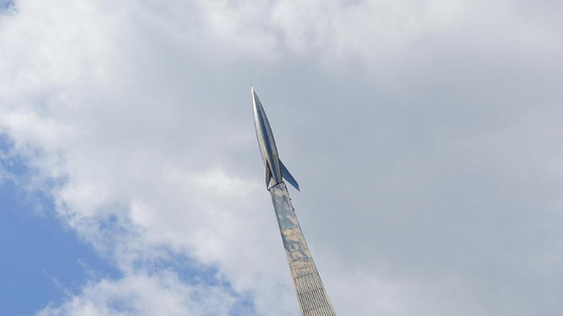 Монумент со взлетающей ракетой
