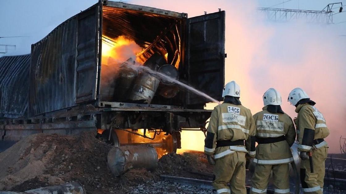 пожарные тушат огонь в вагоне с фосфором