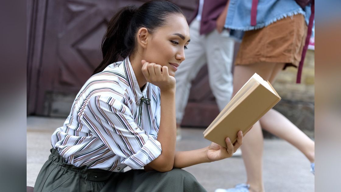 Девушка читает книгу