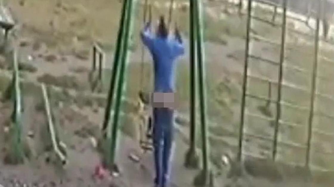 Мужчина снял штаны и залез на качели в Павлодаре