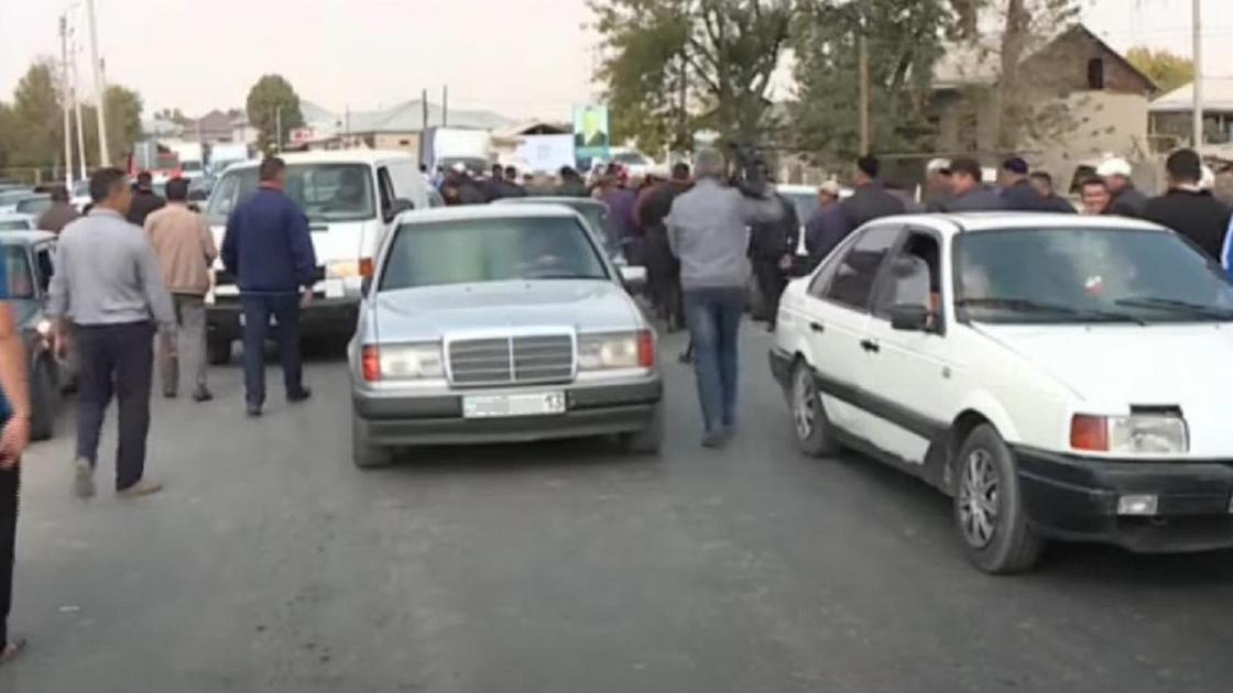 Сельчане перекрыли дорогу в Туркестанской области