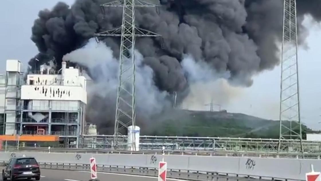 Черный столб дыма над зданием в Германии