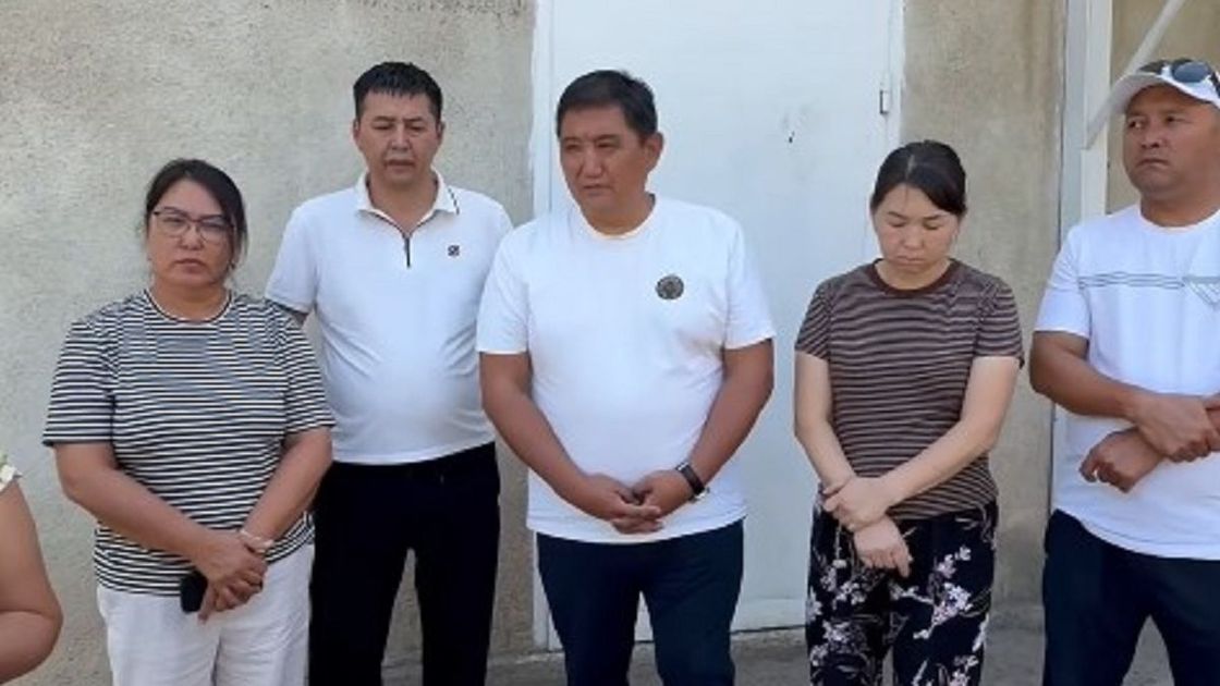 Бакытжан Базарбек и родственники пострадавшего