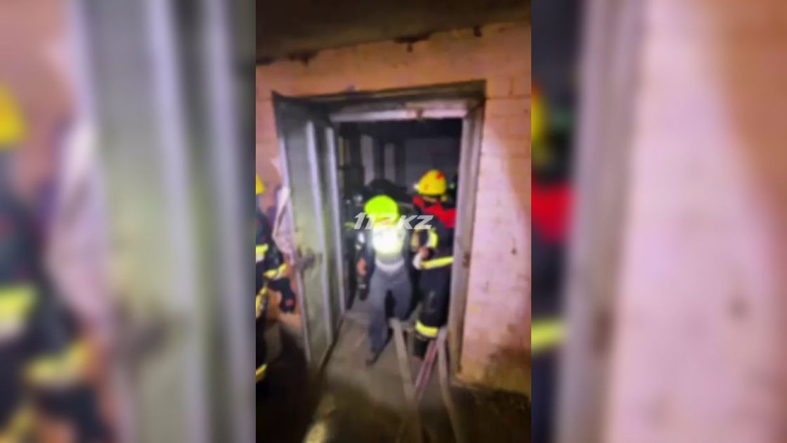 Пожарные выводят людей