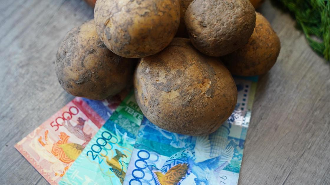 Картофель и деньги лежат на столе