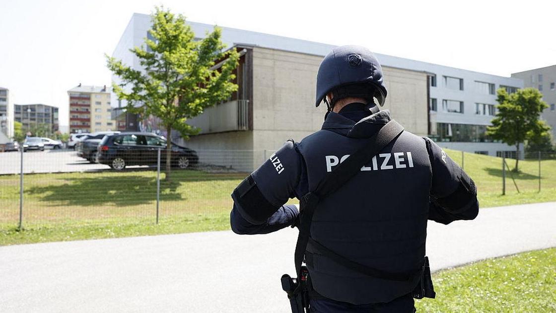 Полицейский у школы в Граце