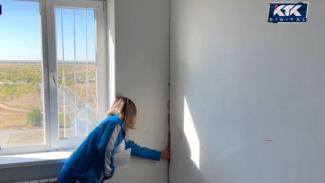 Қабырғасы ажырап жатқан үй