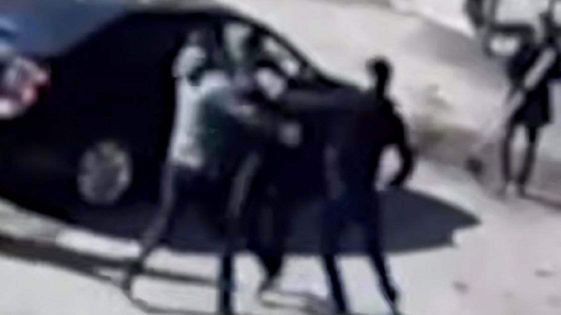 Драка между подростком и сотрудником школы