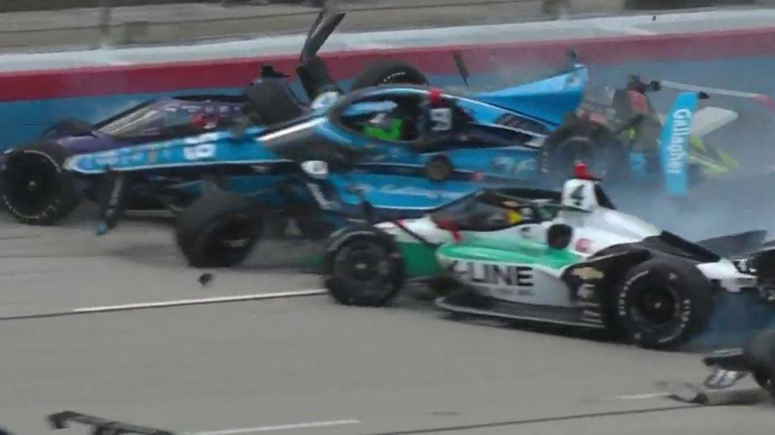 Столкновение болидов на IndyCar Столкновение болидов на IndyCar