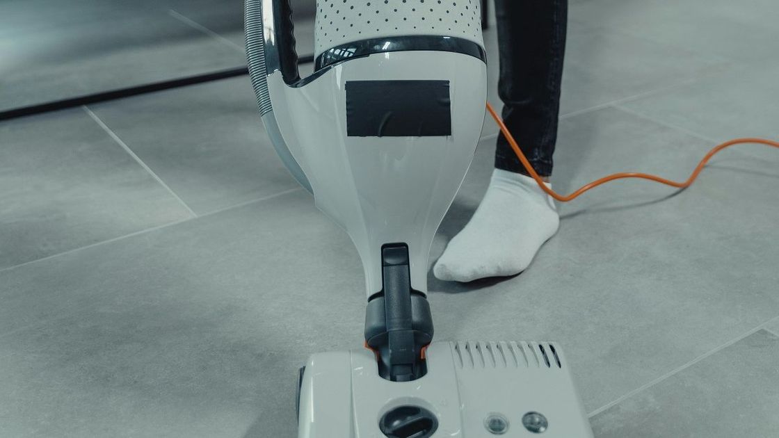 Женщина с пылесосом