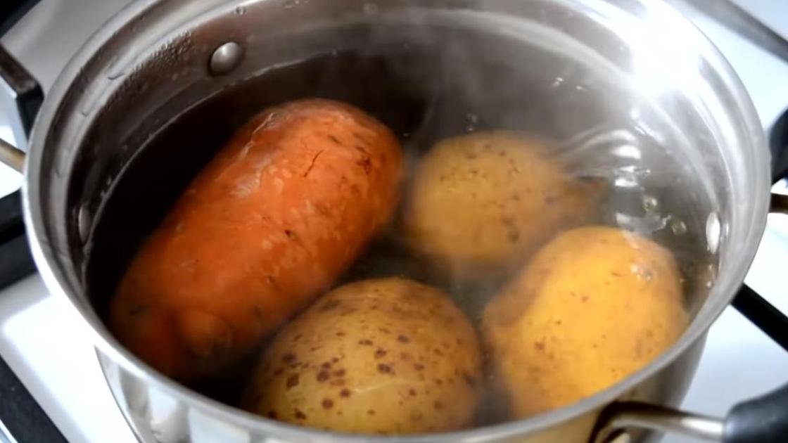 Отваривание моркови и картофеля